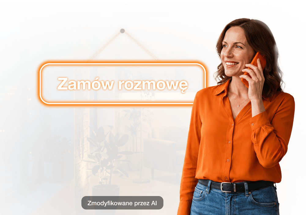 Uśmiechnięta kobieta rozmawia przez telefon komórkowy